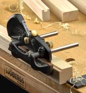 Bouvet de coffretier, modèle gauche, employé pour produire une baguette sur le bord d'une pièce de bois