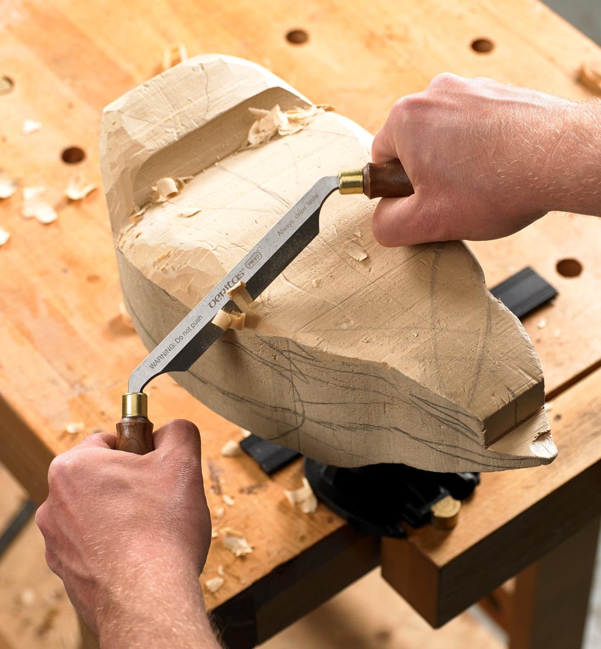Plane de sculpteur PM-V11 Veritas servant à sculpter un appelant de canard en bois
