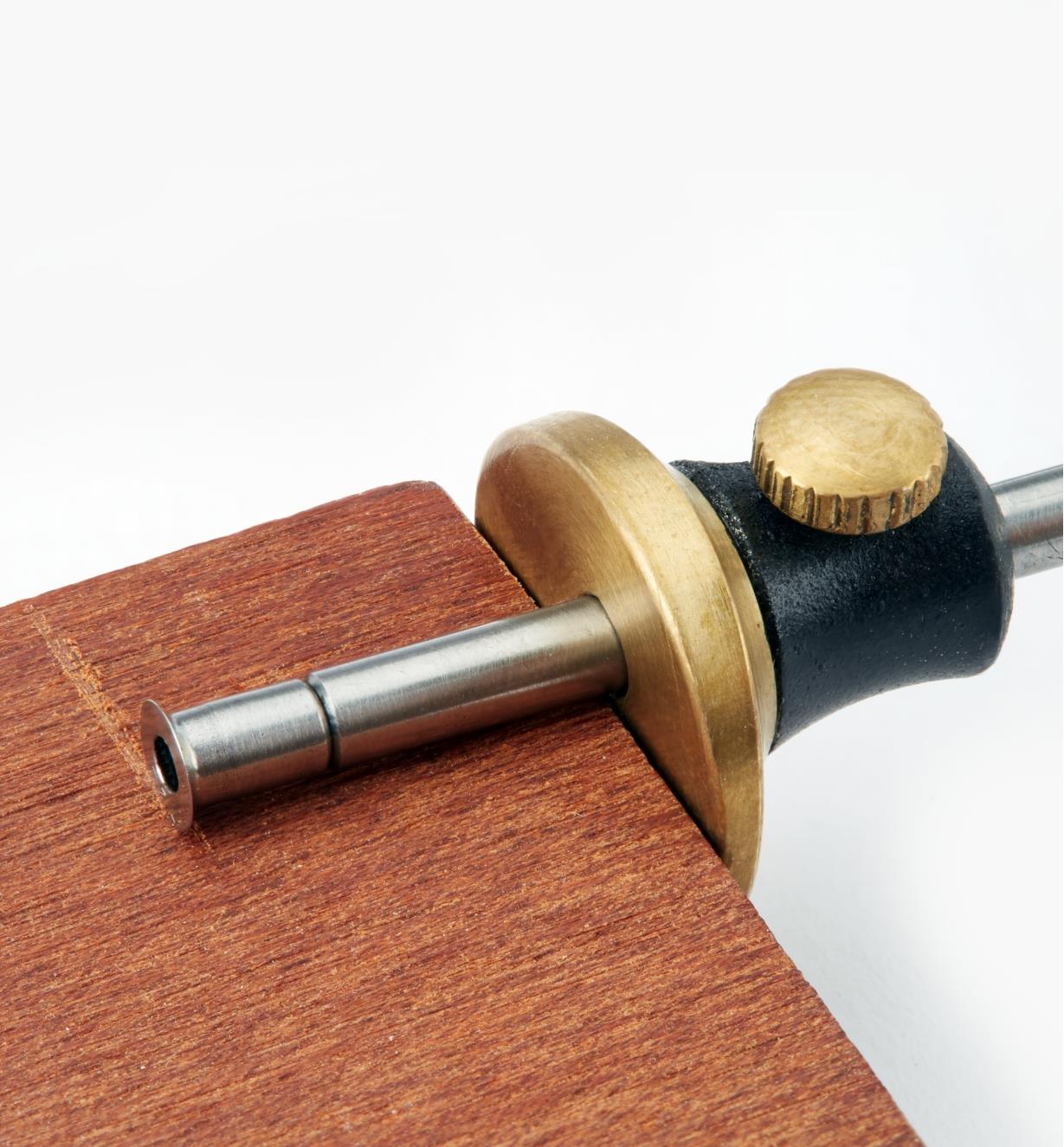 Cutting a line in wood with a Veritas Miniature Marking Gauge